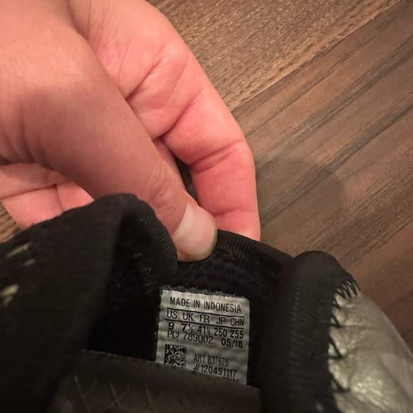 Adidas Sneakers size 9 - Picture 3 of 3